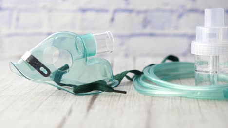máscara respiratoria médica y nebulizador