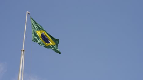 Brasiliens-Nationalflagge-Weht-Am-Tag-Des-Blauen-Himmels