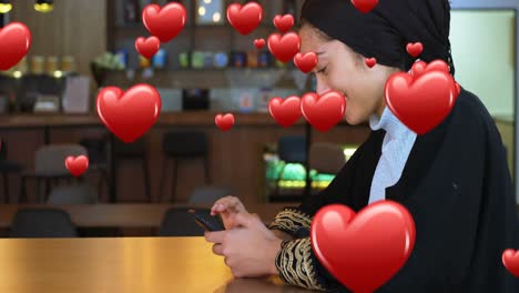 Verliebte-Frau-Schreibt-SMS-In-Einem-Restaurant-4k