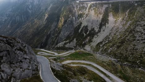 Imágenes-De-Drones-Del-Paso-Tremola-En-Suiza