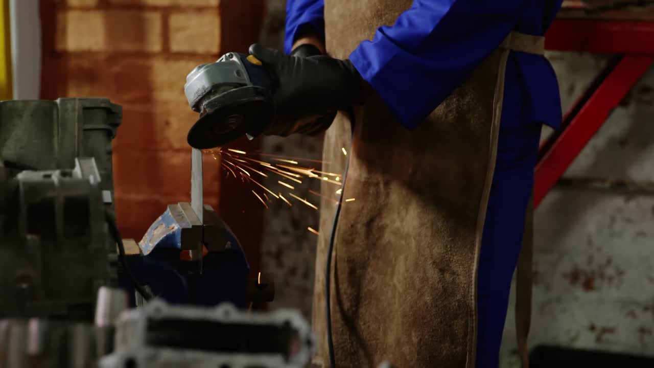 mecánico masculino trabajando en un garaje de reparación 4k