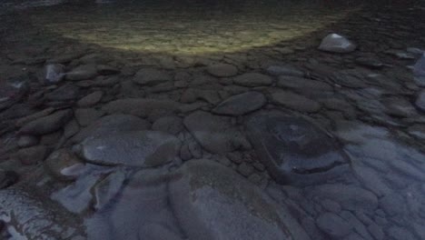 밤의 산 강에 있는 신비한 빛
