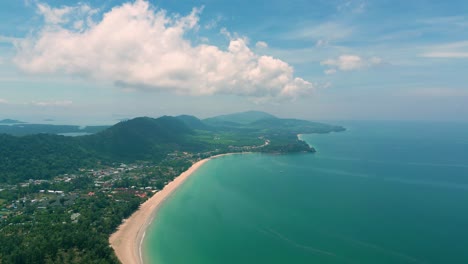 4K-Filmaufnahmen-Einer-Naturdrohnenaufnahme-Einer-Panorama-Luftaufnahme-Der-Wunderschönen-Strände-Und-Berge-Auf-Der-Insel-Koh-Lanta-In-Krabi,-Südthailand,-An-Einem-Sonnigen-Tag