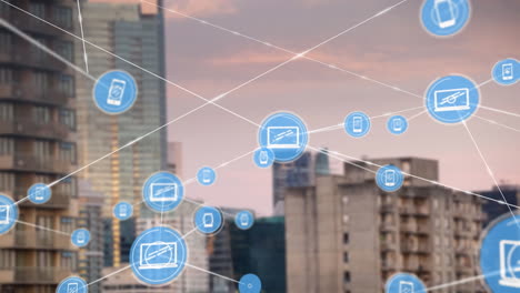 animación de una red de iconos digitales frente a una vista aérea de edificios altos