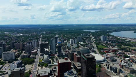 Hamilton-Ontario,-Luftdrohnenüberflug-über-Die-Innenstadt-Mit-Blick-Auf-Die-Konzerthalle-Und-Blick-Auf-Die-Ufergrundstücke-Des-Lake-Ontario,-Kanada