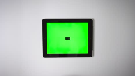 Flat-Lay-Tablet-Green-Screen-Fingers-Pinching-In-and-Out