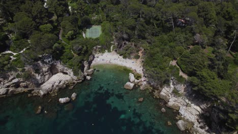 Lujosa-Vista-Natural-De-La-Prístina-Costa-Arenosa-De-La-Bahía-De-Los-Multimillonarios-En-Antibes,-En-El-Sur-De-Francia