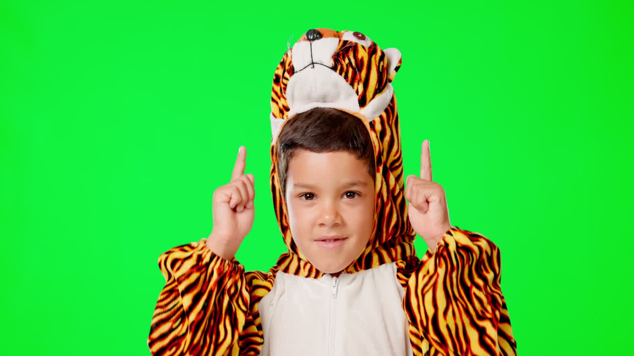 niños, bailando y señalando con un niño en un verde