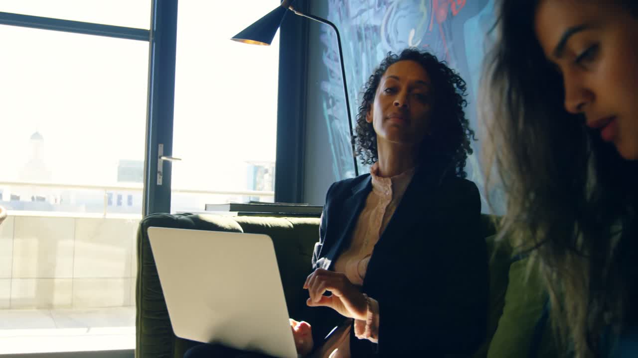 Business people talking each other 4k