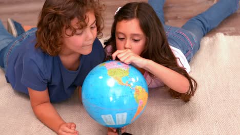 Hermano-Y-Hermana-Sosteniendo-Un-Globo-Terráqueo