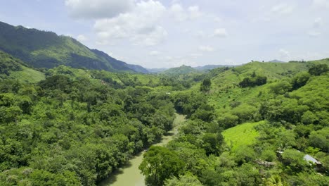 imágenes aéreas de drones del río cahabón cerca del parque nacional semuc champey en guatemala rodeado de árboles de selva verde brillante en un día nublado