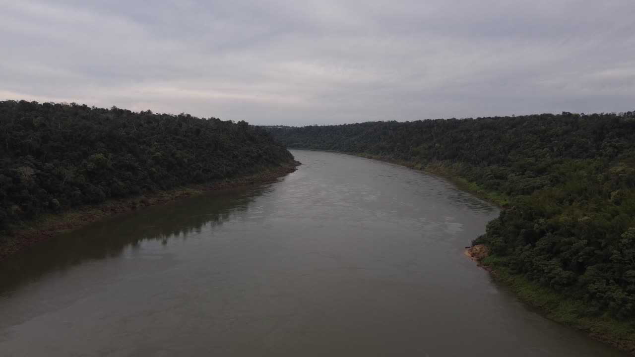 río iguazú en la frontera entre brasil y argentina en un día nublado