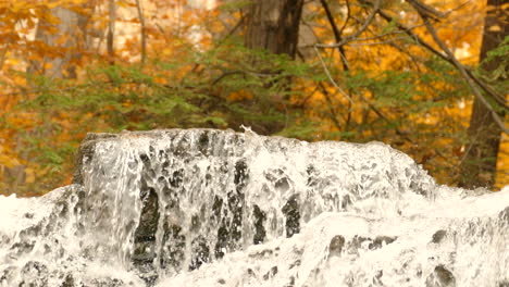 Natural-water-fountain-in-the-Terrace-falls,-Canadá-Hills,-peacefull-golden-background