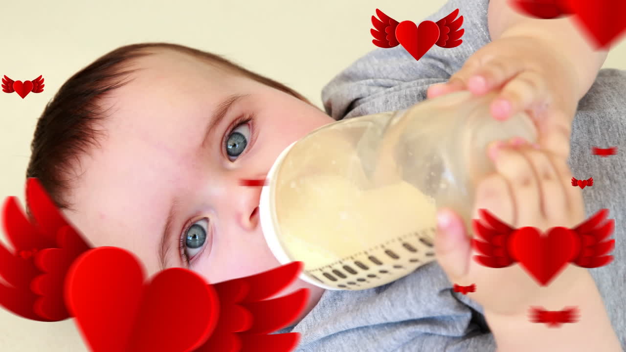 행복한 백인 아기 위에 떨어지는 마음의 애니메이션