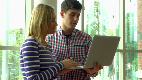 Studenten-Benutzen-Laptop-Im-College