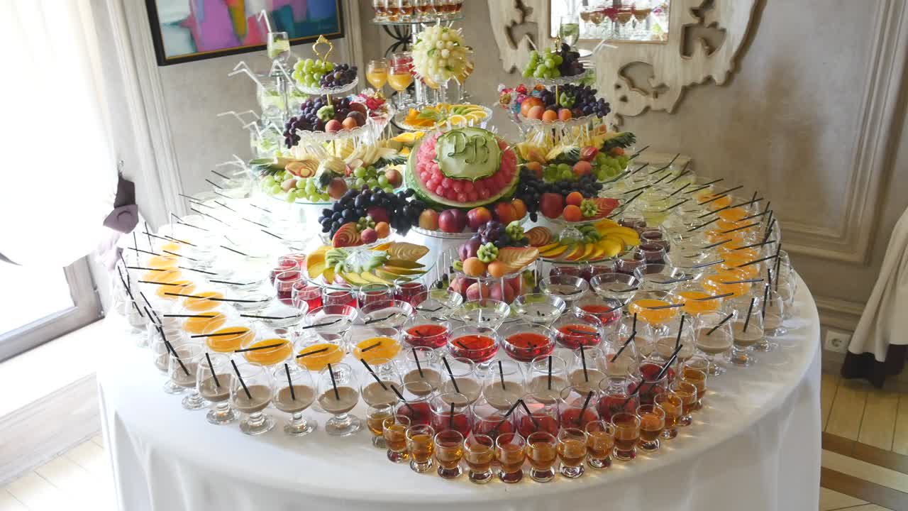 결혼식 뷔페 테이블에서 다양한 신선한 과일 - 과일과 베리 - 결혼식 테이블 장식 - 뷔페 리셉션 - 과일 와인 - 페인 - 결혼 식탁 장식