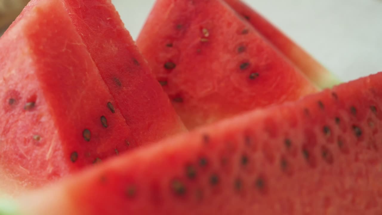 Primo piano di fette fresche di anguria rossa su un piatto