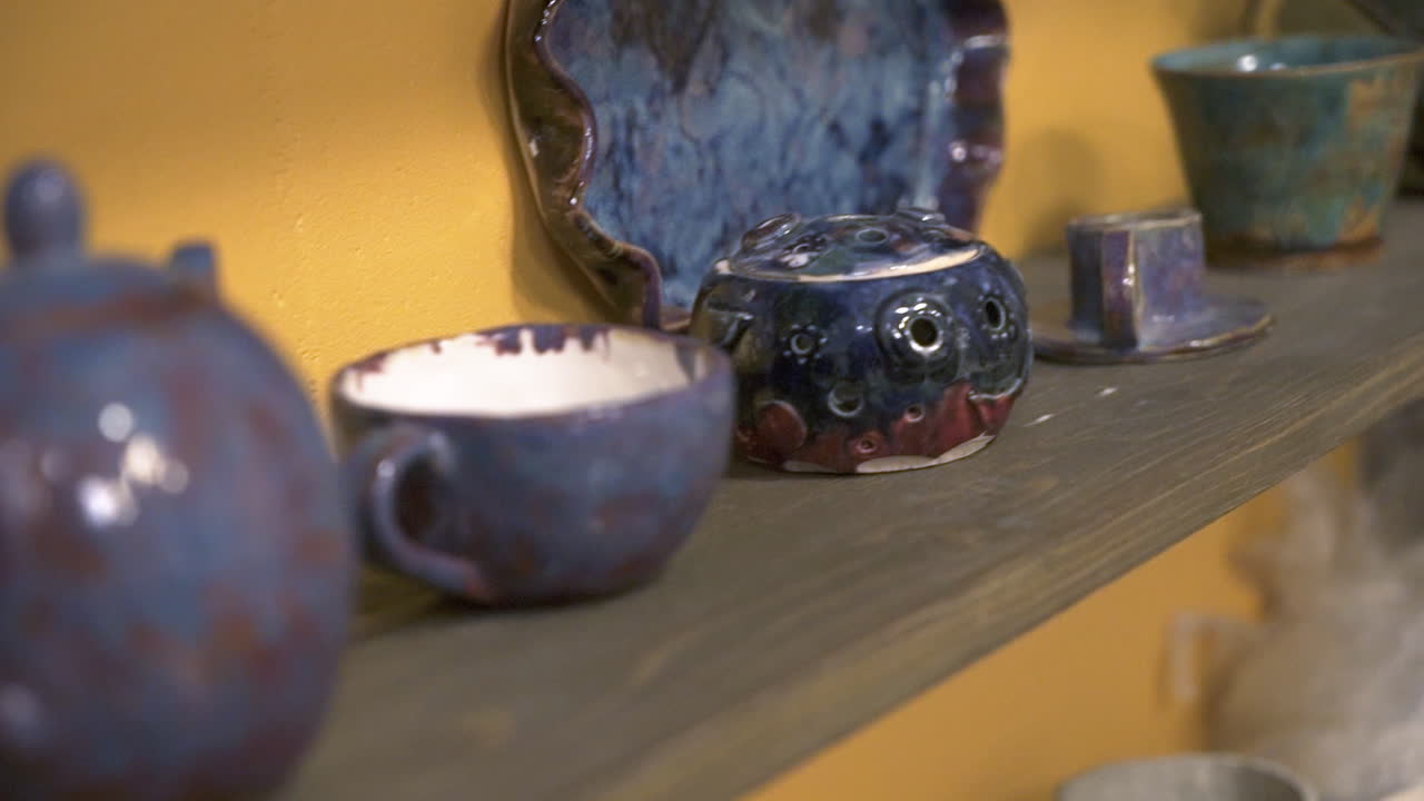 exhibición de arte de cerámica variada