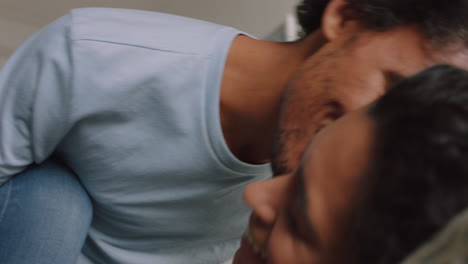 pareja feliz tomando fotos juntos usando la cámara divirtiéndose relajándose en casa en el sofá disfrutando de una relación romántica fotografiándose juguetonamente