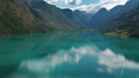 Toma-Aérea-Sobre-El-Antiguo-Lago-Acercándose-Al-Glaciar-Jostedalsbreen