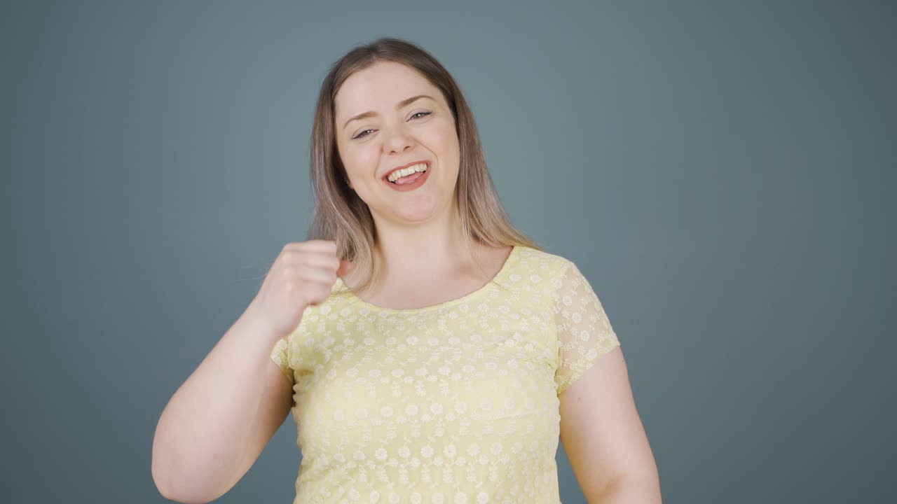 카메라를 향한 사려 깊은 젊은 여성이 아이디어를 떠올립니다.