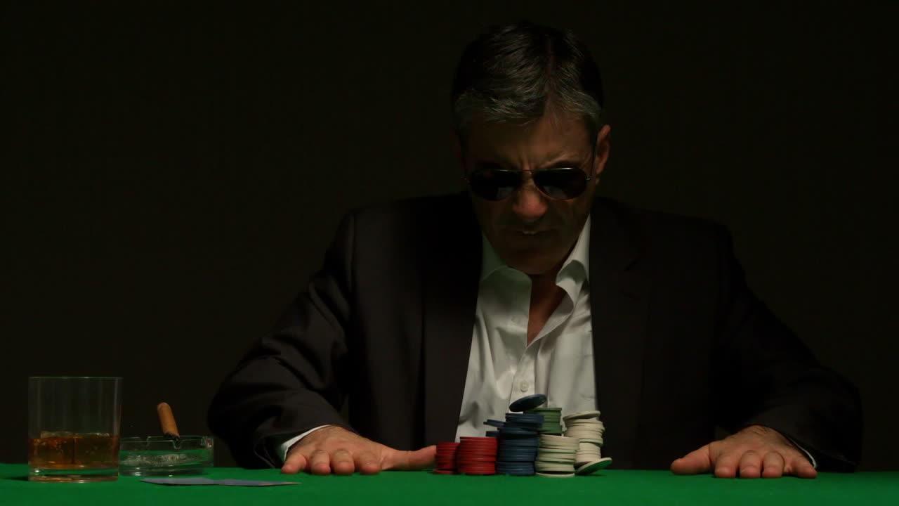 un jugador enojado golpeando sus manos en la mesa