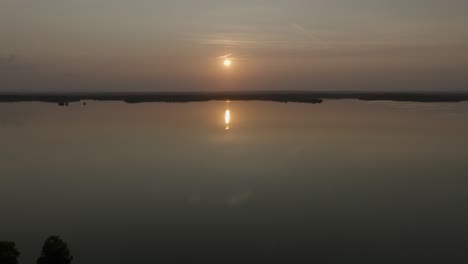 Lago-Tranquilo-Atardecer-Paisaje-Aéreo-Embalse-Mesnil-Saint-Pere-Lac-D-Orient