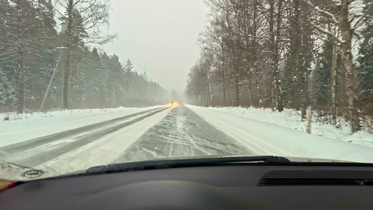 POV: Guida su strada forestale innevata con traffico in arrivo.