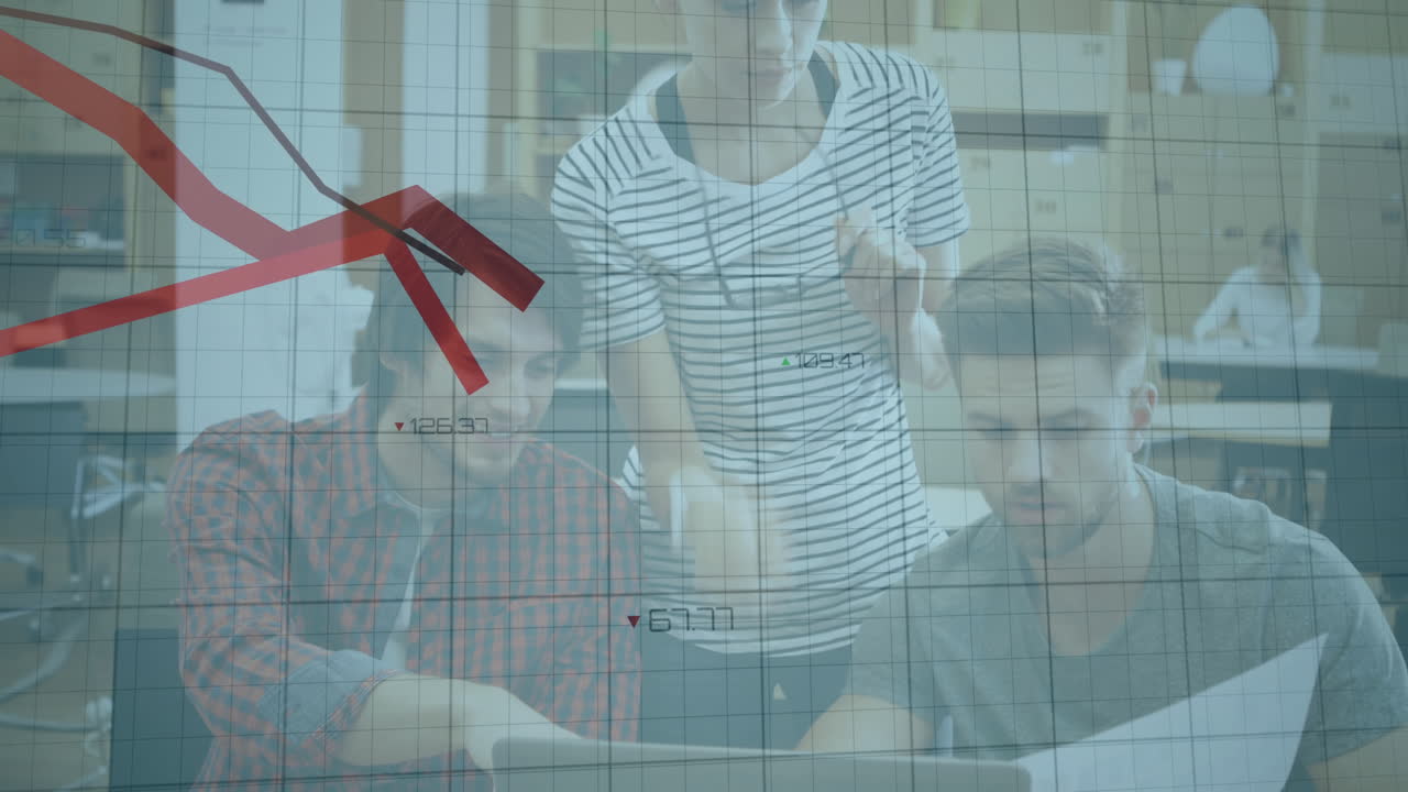 사무실에서 일을 논의하는 백인 동료들에 대한 데이터 처리 및 다이어그램의 애니메이션