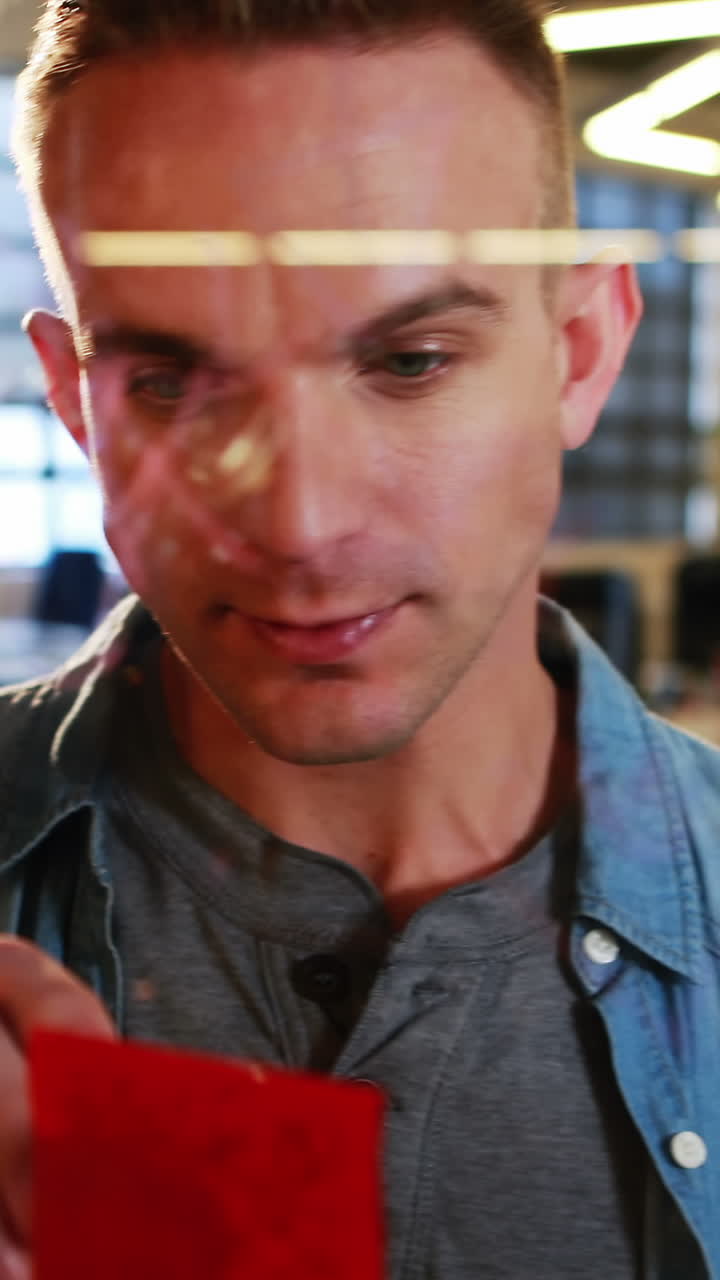 hombre de negocios escribiendo en notas adhesivas