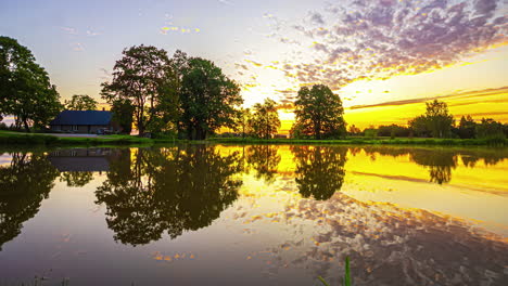 Colorido-Amanecer-Y-Cielo-En-Movimiento-Reflejado-En-El-Lago