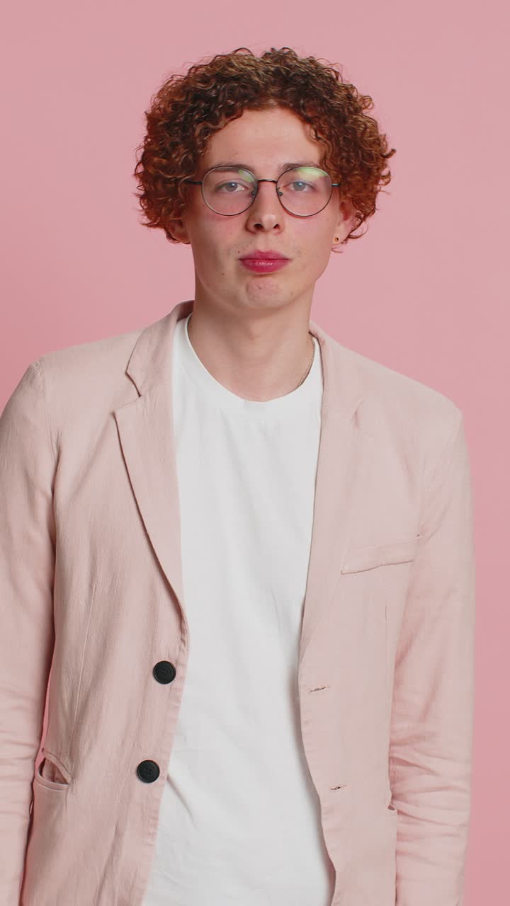 젊은이가 입술에 손가락을 러 침을 지시하는 몸짓은 비밀을 말하지 않습니다.