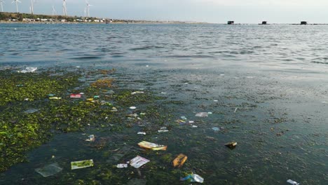 Basuras-Flotando-En-Agua-De-Mar-Sucia