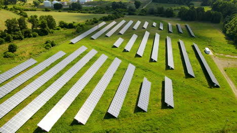 Paisaje-De-Paneles-De-Células-Solares-En-Una-Planta-De-Energía-Fotovoltaica-Cerca-De-Gdansk,-Pomerania,-Polonia---Toma-Aérea