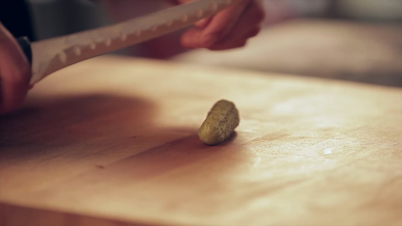 오징어를 원 모양으로 잘라