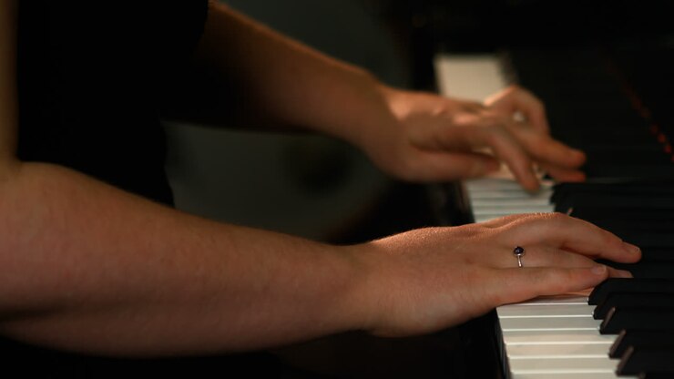 Nainen soittaa pianoa