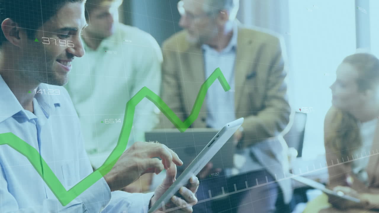 animación del procesamiento de datos estadísticos sobre un empresario caucásico que usa una tableta digital en la oficina