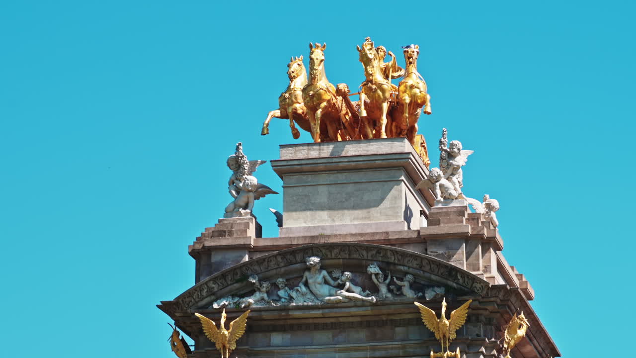 Fountain and arch with multiple statues on it in the Parc de la Ciutadella, Barcelona, Spain