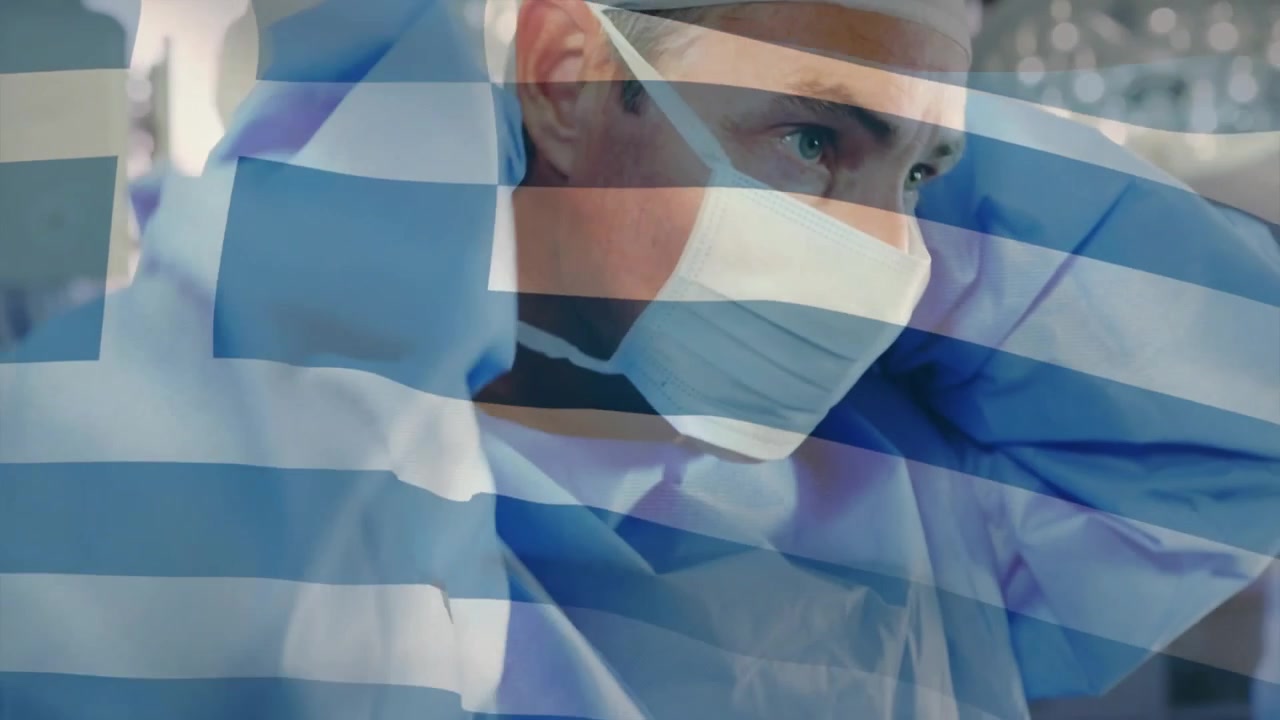 Chirurgo che inizia la preparazione medica sollevando la mascherina chirurgica sotto la cuffia mentre appaiono icone animate di certificazione.