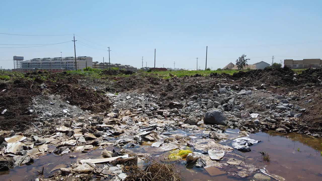 montones de basura al aire libre en los barrios marginales de kibera