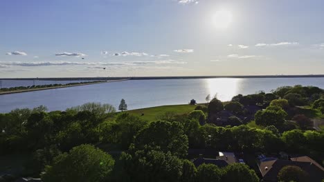 vuelo por la tarde sobre el vecindario en el borde del lago ray hubbard en rockwall, texas
