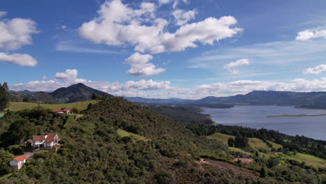 Das-Hyperlapse-Video-Aus-Der-Luft-Fängt-Die-Atemberaubende-Schönheit-Der-Berge-Mit-Sich-Schnell-Bewegenden-Wolken-Und-Einem-Fluss-Im-Hintergrund-Ein