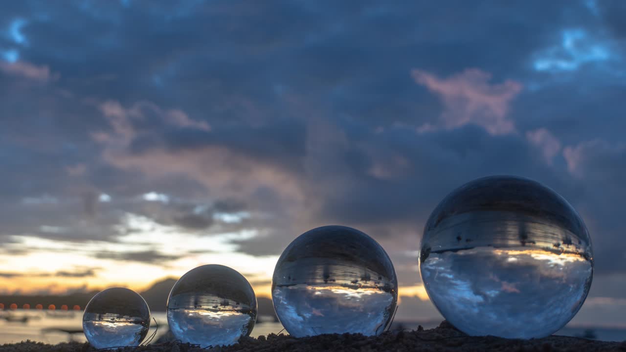 마치 네 개의 세계가 크리스탈 공으로 배열된 것처럼요.