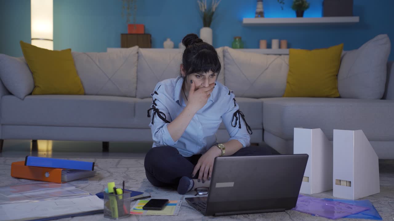 mujer trabajadora de oficina en casa conmocionada por lo que lee y ve.