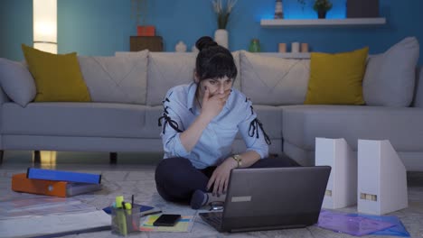mujer trabajadora de oficina en casa conmocionada por lo que lee y ve.