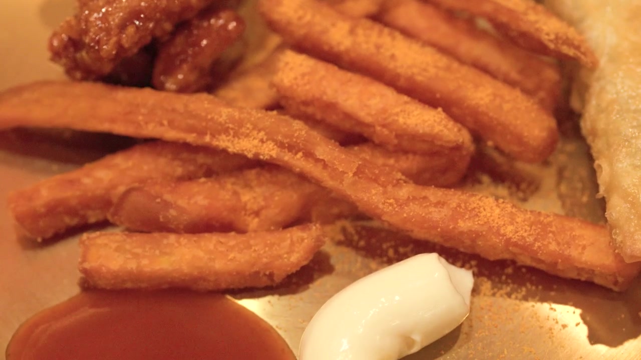 Primer plano de pollo frito y patatas fritas sazonadas con salsas para mojar