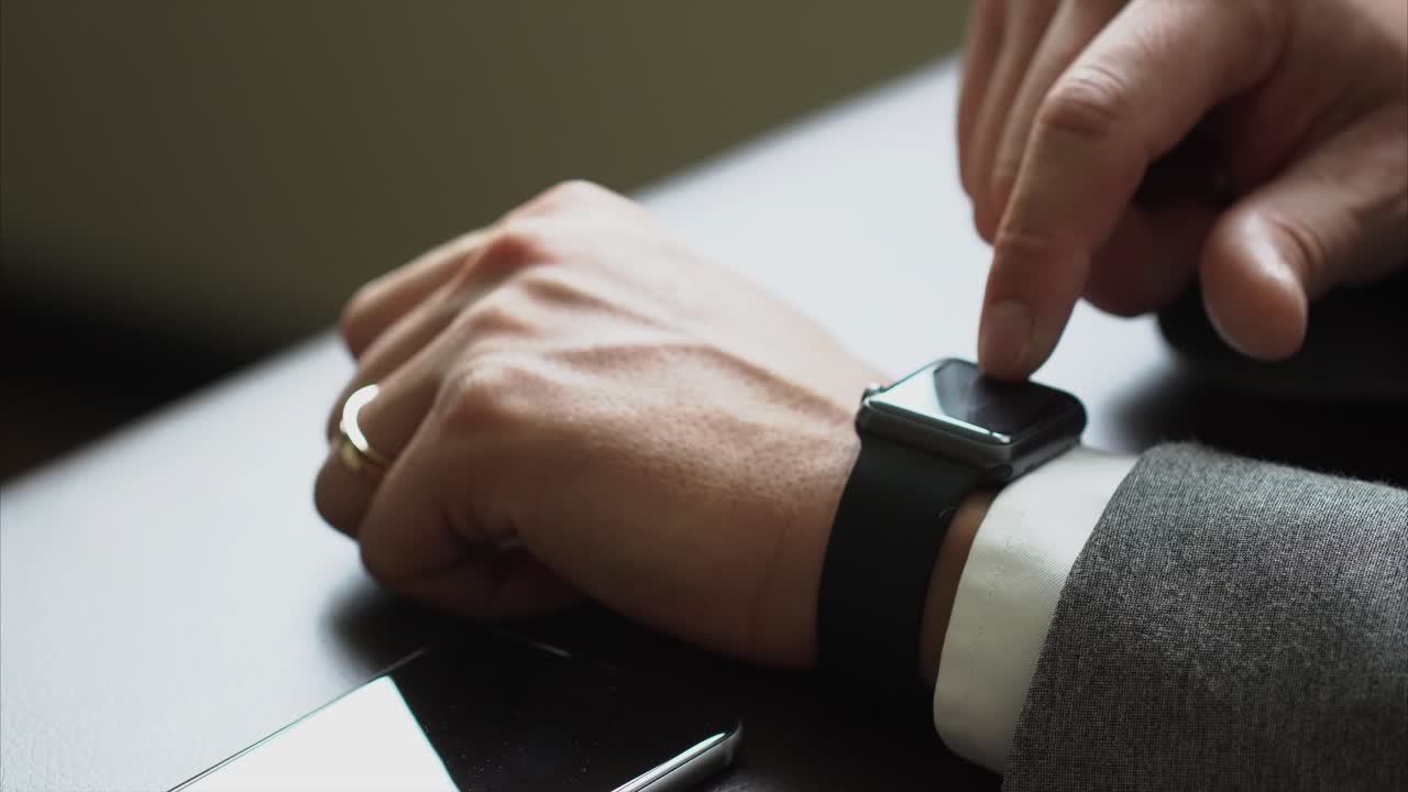 hombre que usa el reloj inteligente