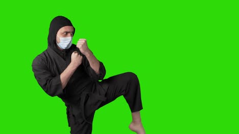 imágenes de un hombre con traje negro ninja en fondo verde
