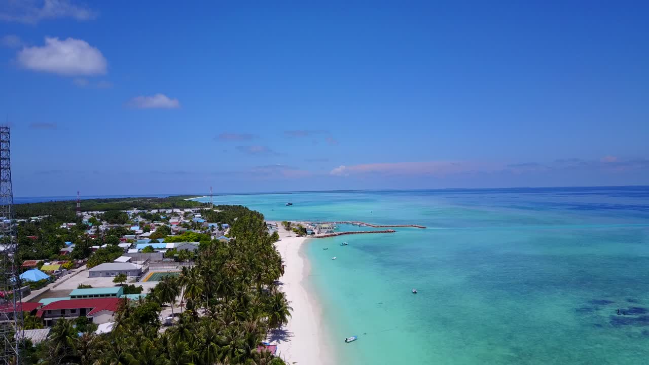 antena dolly adelante más allá de la torre de señales en la remota isla de maldivas en un día cálido