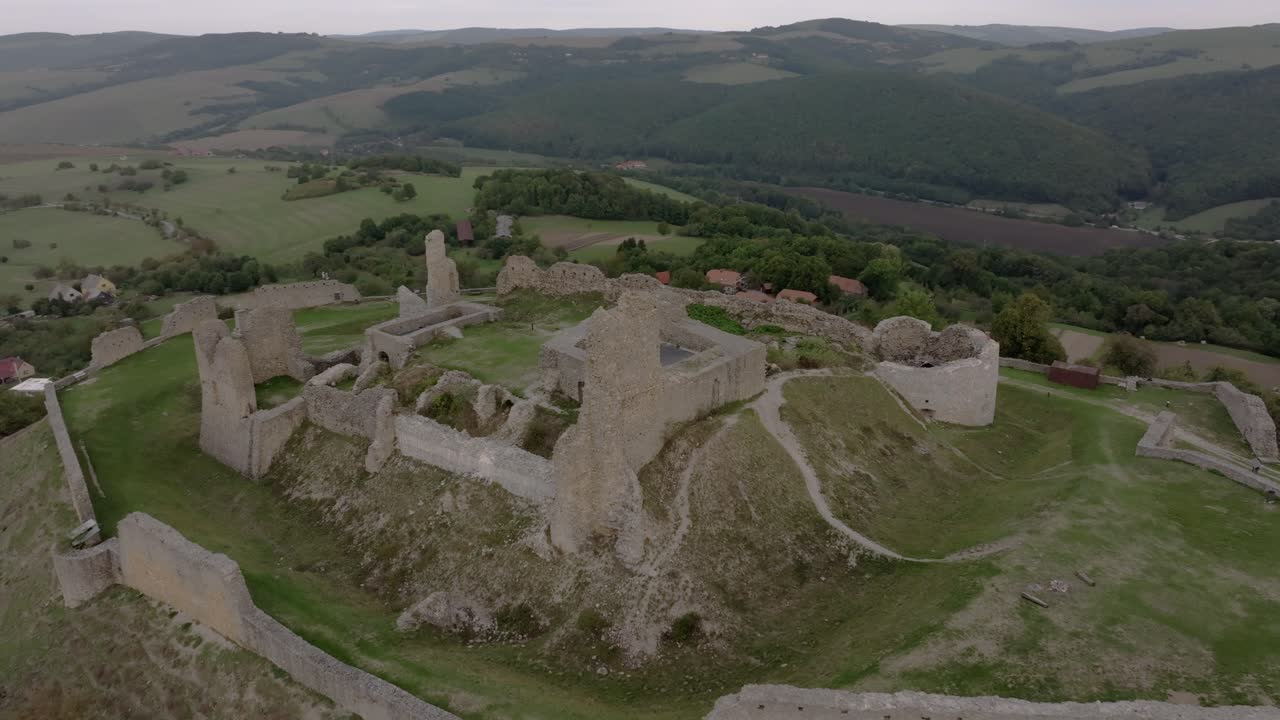 Ripresa aerea del Castello di Branc adagiato su una tranquilla collina erbosa.